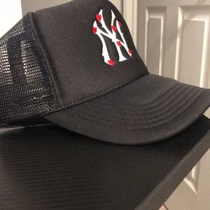 New York Yankees mesh trucker hat. size adjustable.